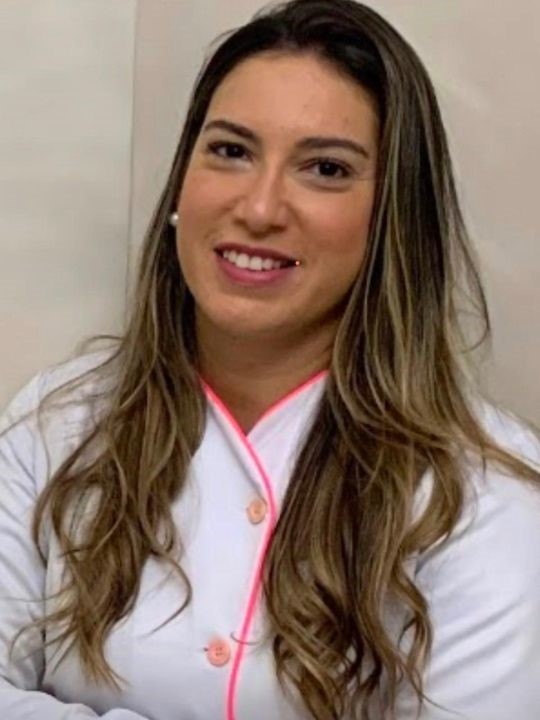 Dra Ana Carolina Rasteli - Especialista em tratamento de canal sem dor e em sessão única.