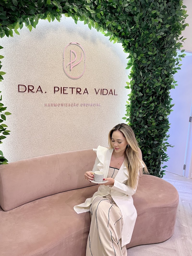Dra. Pietra Vidal - Harmonização Facial e Odontologia - foto 1