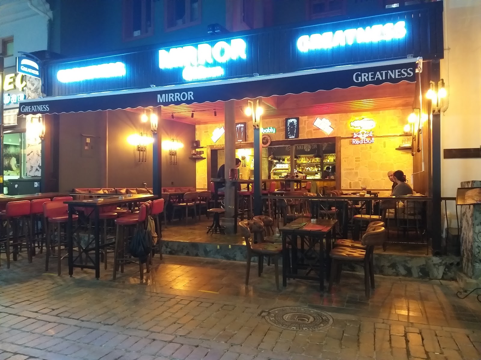 Mirror Gastro & Pub mekanı