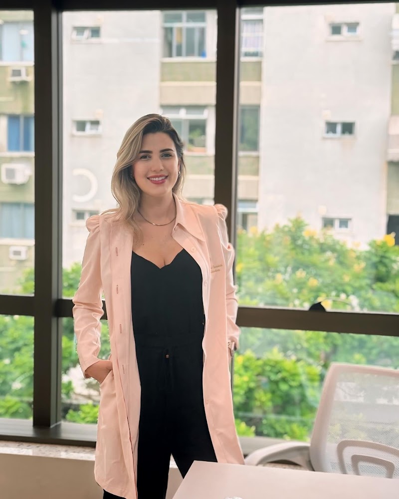 Dra. Larissa Corteletti | Implante dentário e prótese | Copacabana