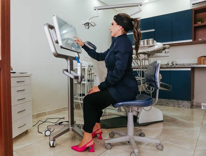 Dra. Nicolle Paulucci - Implantes Dentários e Invisalign - foto 3