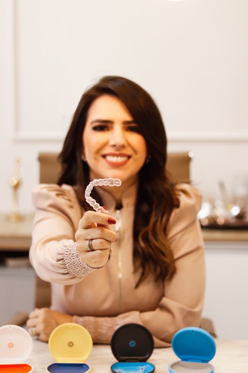 Dra. Nicolle Paulucci - Implantes Dentários e Invisalign