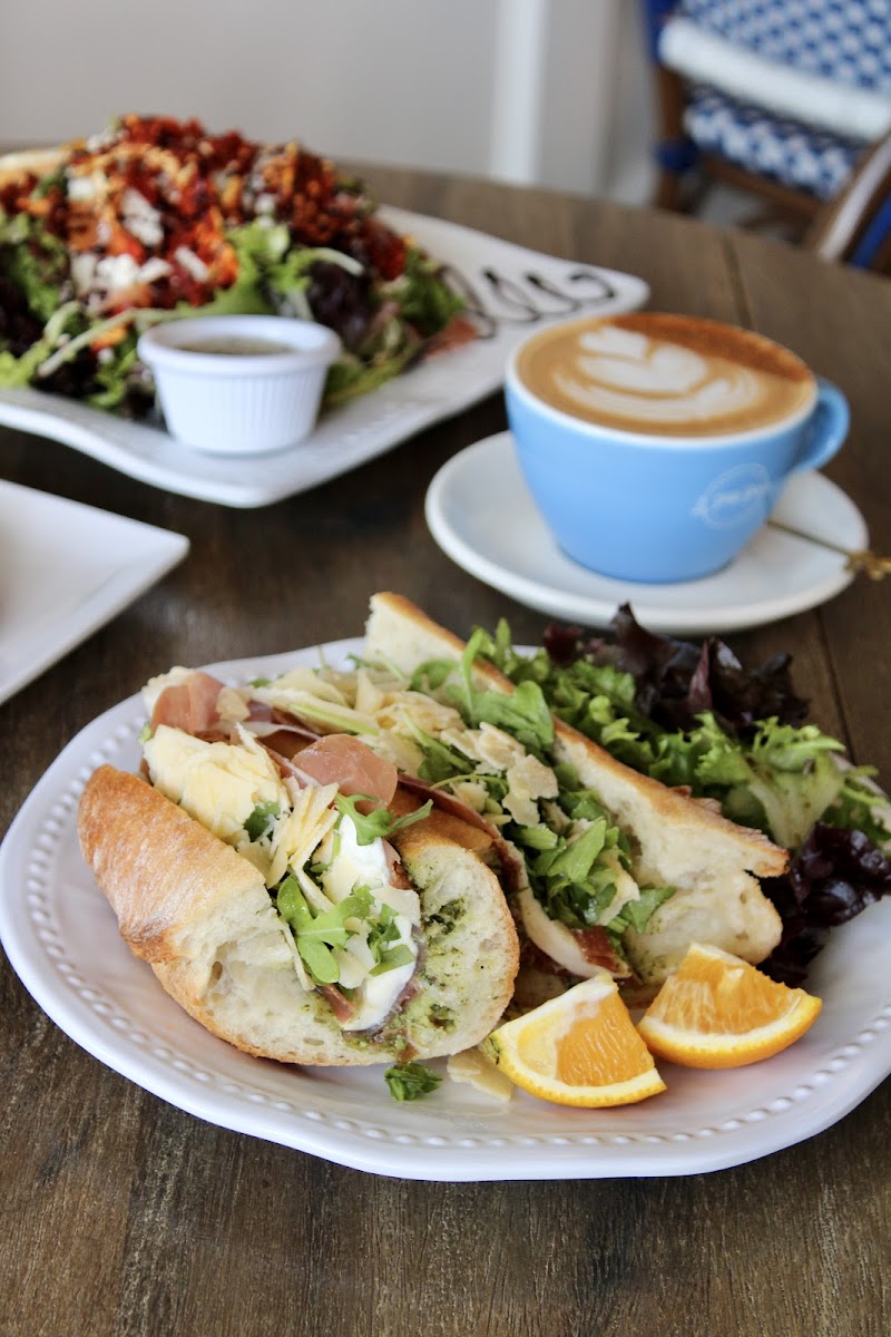 Le Petit Paris Cafe San Pablo photo 2