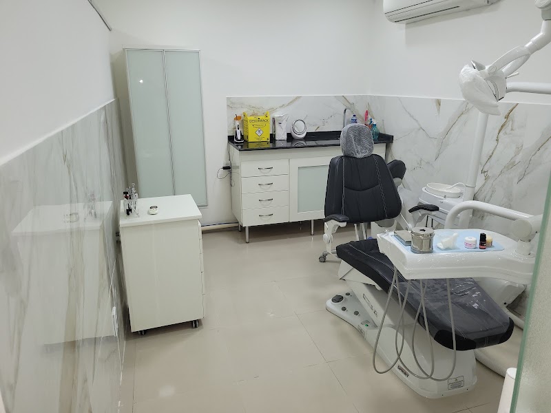 Dentista Dra. Fernanda Montenegro - Odontologia | Implante Dentário | Acupuntura