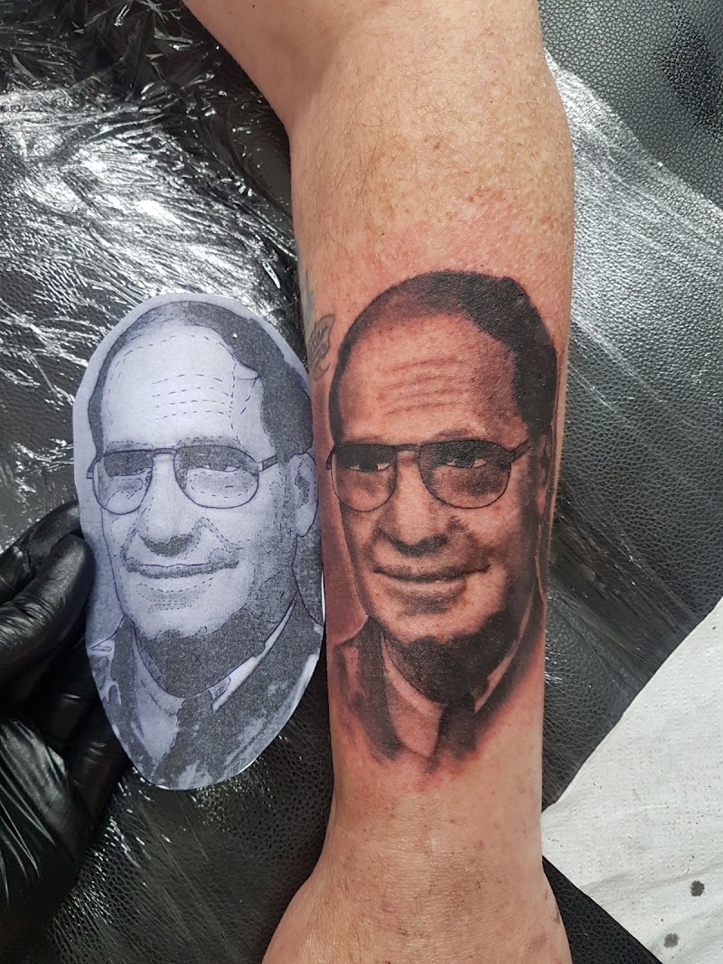 Realistisch portret van een man met bril op de onderarm.