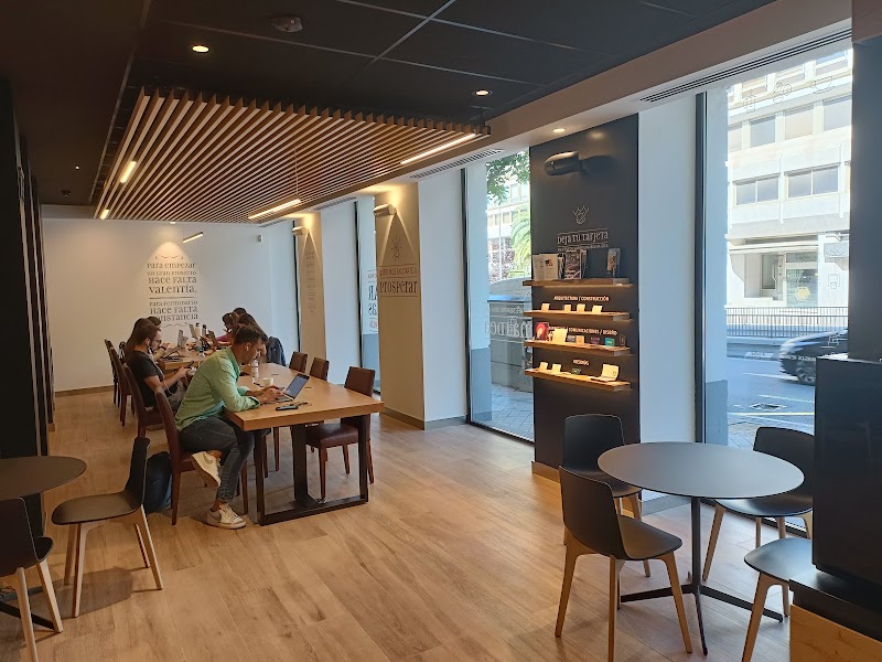 Santander WorkCafé en C. de Alberto Aguilera, 35, Centro, 28015 Madrid, España - Imagen 2