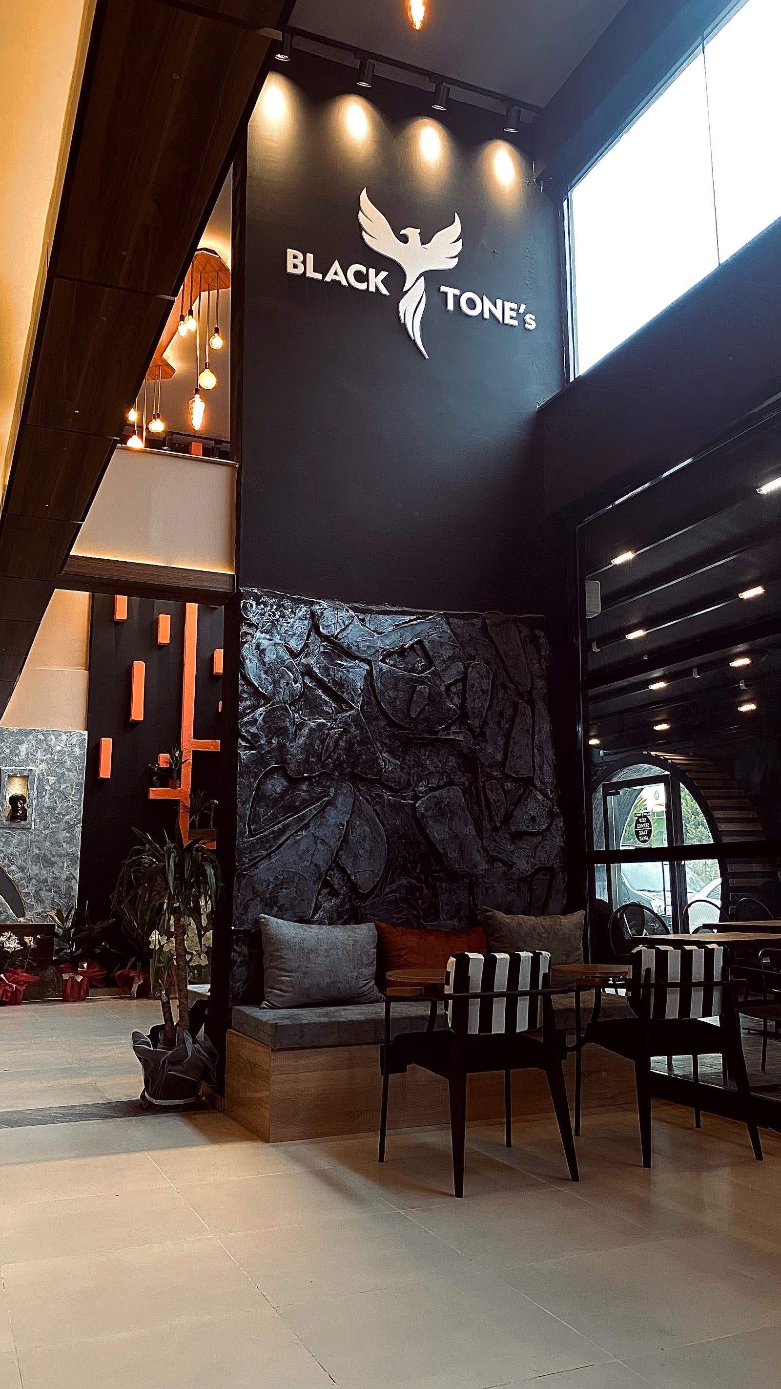 Black Tone’s Cafe & Restaurant mekanı
