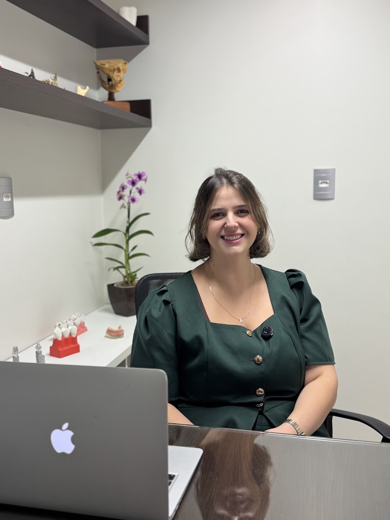 Dra. Vitória Emília - Cirurgiã-Dentista