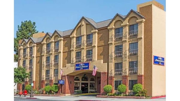 Howard Johnson by Wyndham Pasadena
