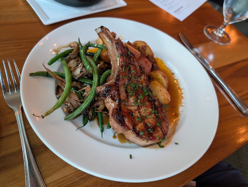 Modern American dishes with standout items like oysters and filet mignon