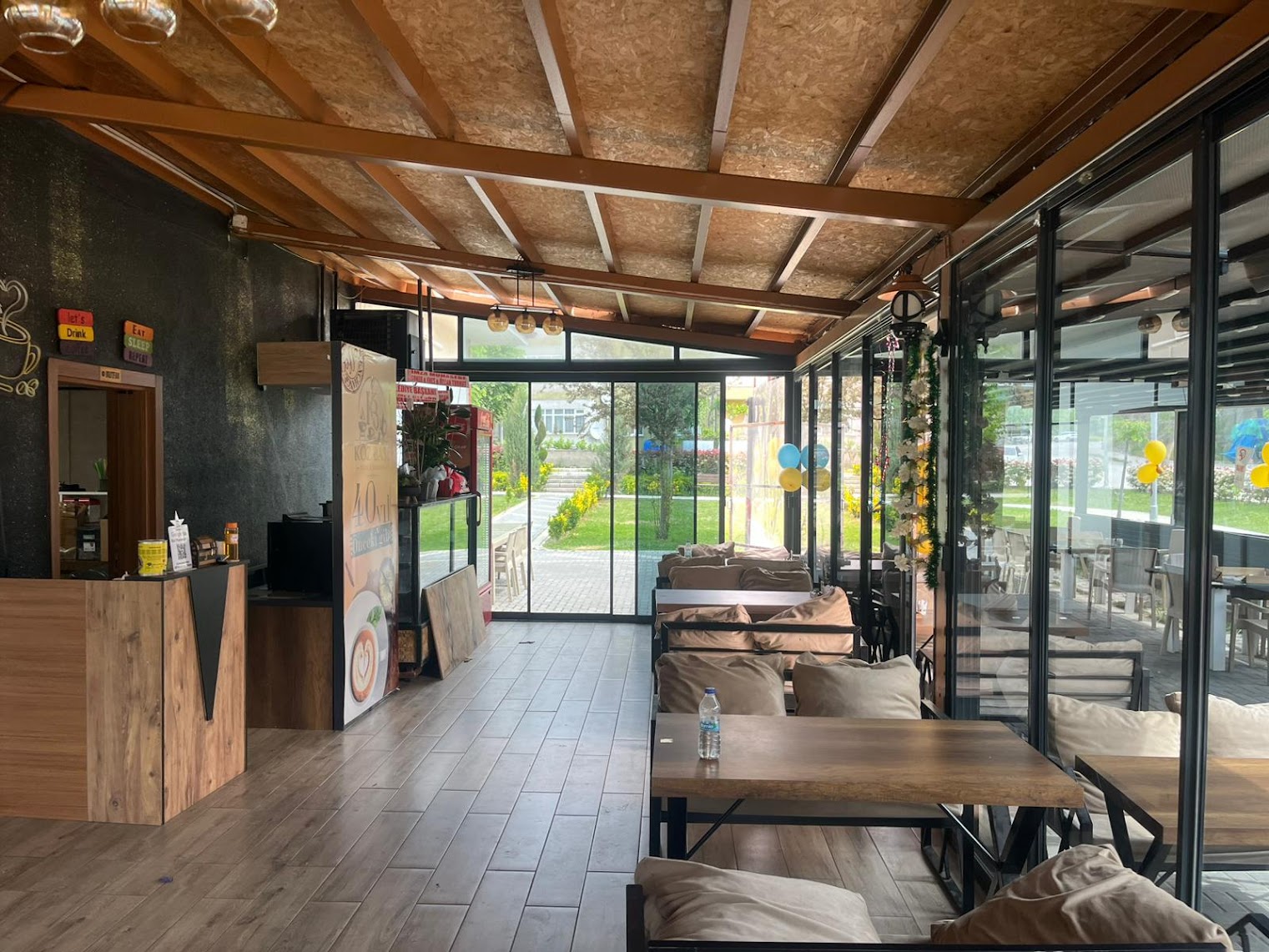 Közbaşı Cafe & Lounge mekanı