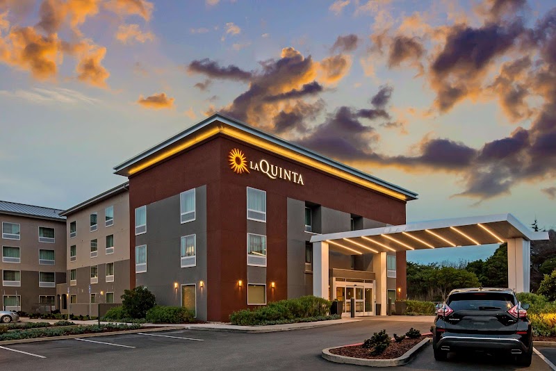 Close proximity to San Francisco International Airport with free shuttle service