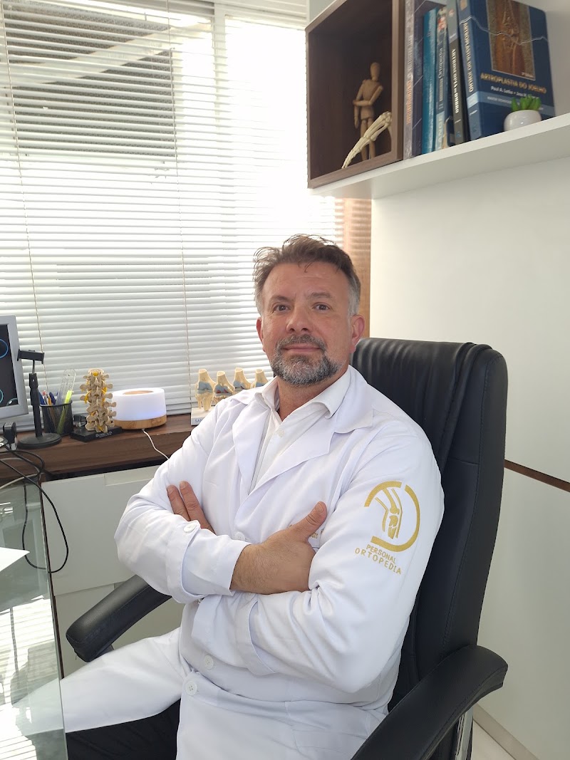 Foto de Médico de Joelho │ Ortopedista │ Cirurgião │ Infiltração no Joelho - Dr. Alexandre Stivanin