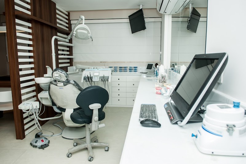 Cia Oral Clinica odontológica - Clareamento dental - Implantes Dentários - Próteses Dentárias - Lentes de Contato - Invisalign - Lentes de contato Dentista natal RN - foto 5