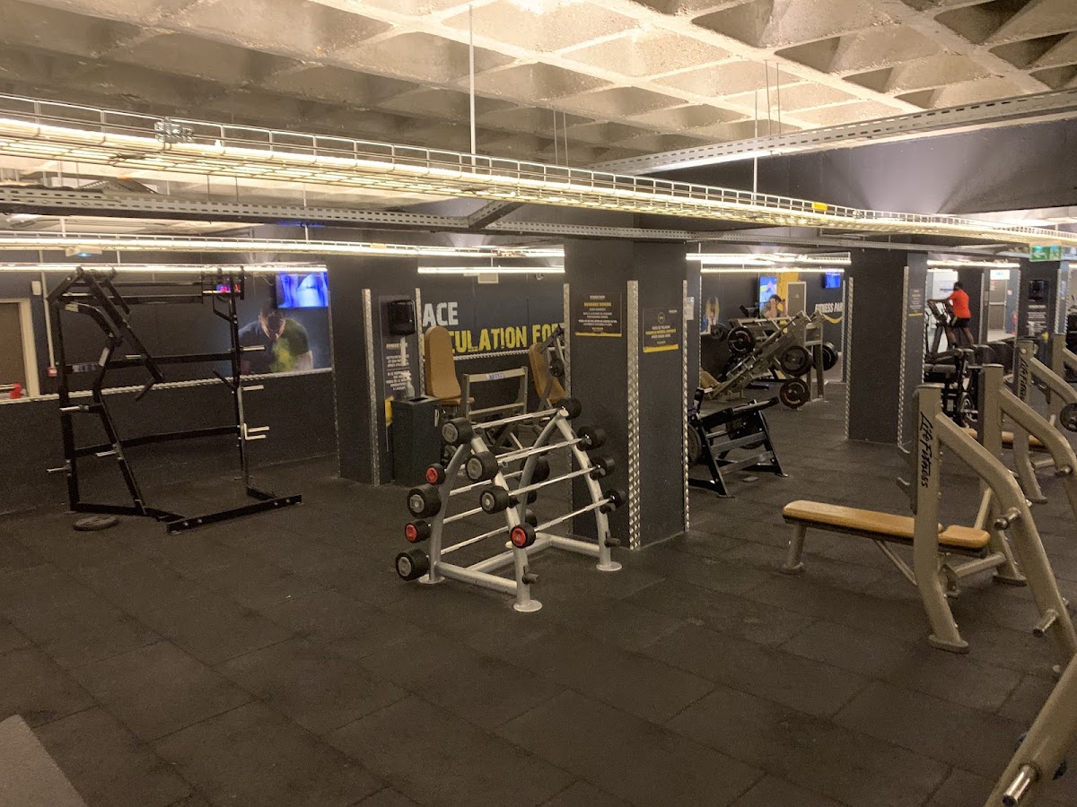 Fitness Park Théâtre - Salle de sport Paris 15, vue extérieure