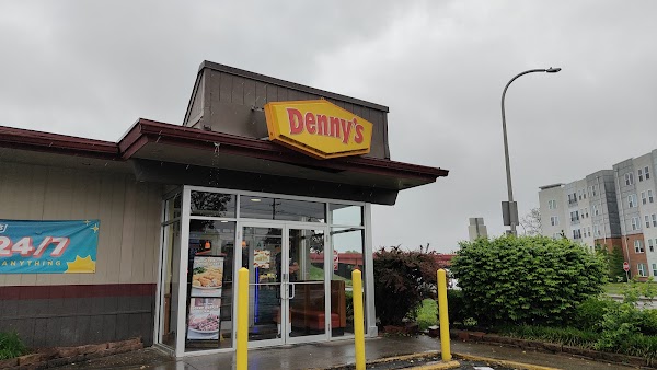 DENNY'S exterior