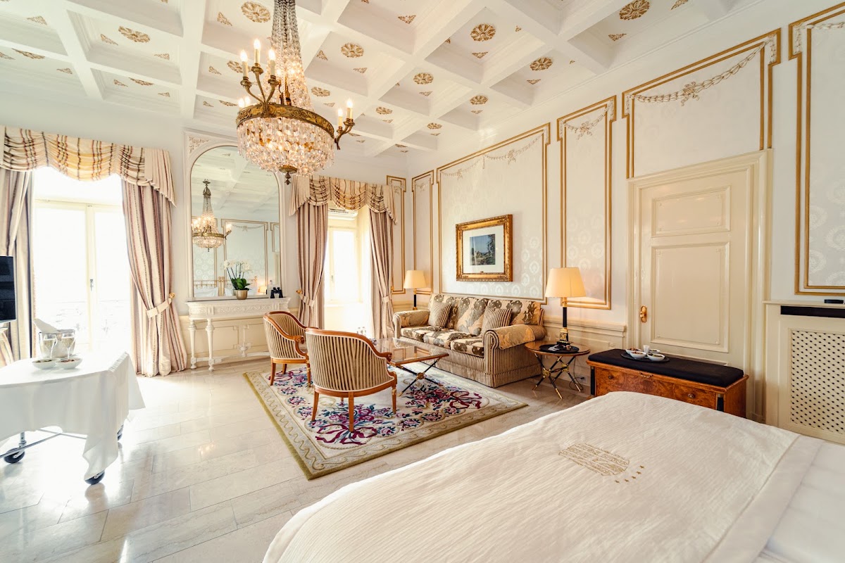 Grand Hotel National hero