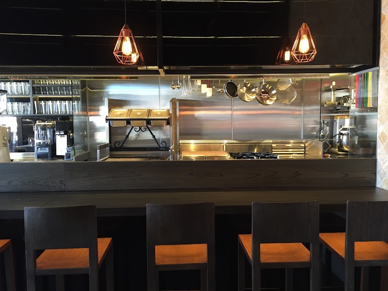 Manny's Wine & Fish Burleigh Beach