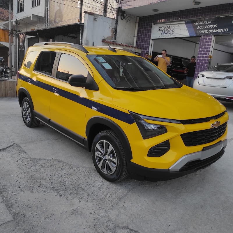 Foto de Zona norte Customs Envelopamento táxi e insulfilme