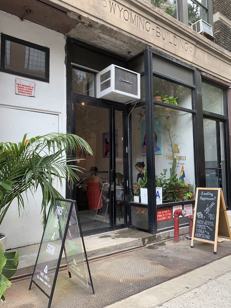 Three Jewels Café