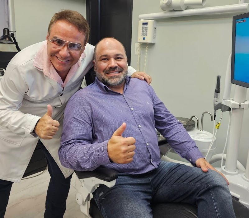Dr. Maurício Fortuna Jasmim – Implante Dentário | Lente e Faceta Dental | Invisalign | Protocolo de Implante Cabo Frio - foto 2