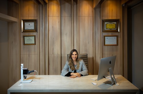 Dra. Flávia Basilio | Transplante Capilar e Dermatologia logo