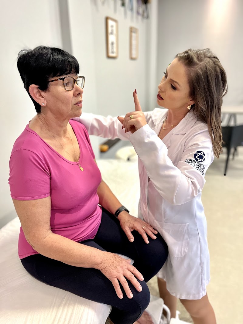 Foto de Dra. Mônica Araújo Fisioterapeuta