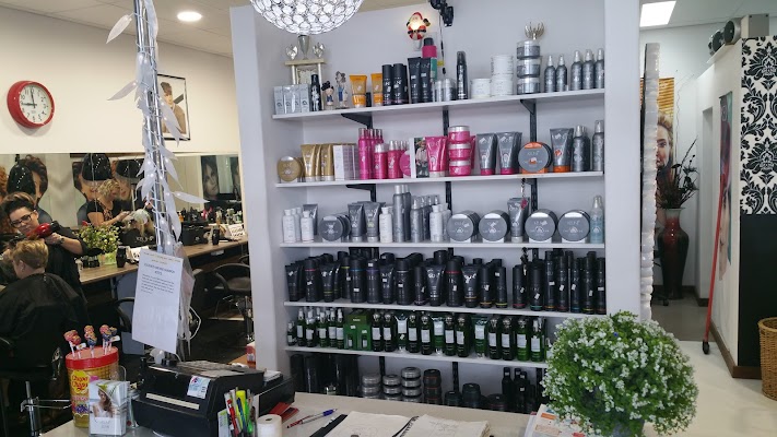 Carols Cuts & Colours photo 3