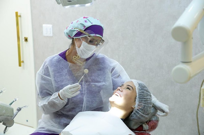 Drª. Janine Perboire- Especialista em Implante Dentário