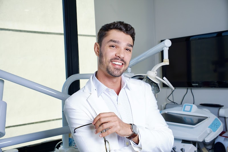 Scanferla Odontologia - Dentista | Prótese | implantes | Facetas | Alinhador invisível | Botafogo