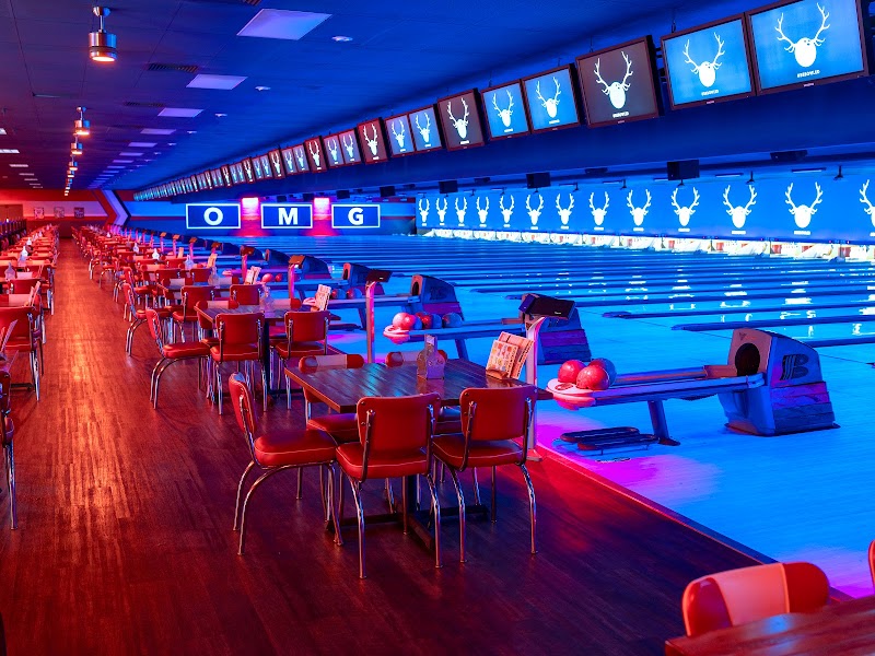 Bowlero Via Linda — interior