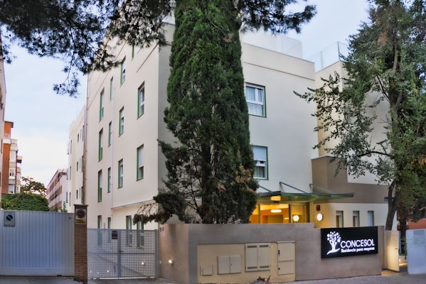Residencia Residencia Mayores Concesol — C. de la Condesa de Venadito, 30, Cdad. Lineal, 28027 Madrid, España