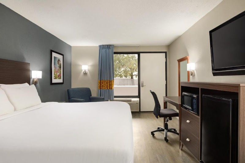 Baymont Inn & Suites Wilmington NC