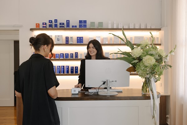 𝗕𝗬 𝗞𝗜𝗥𝗥𝗔 𝗦𝗸𝗶𝗻 & 𝗕𝗲𝗮𝘂𝘁𝘆