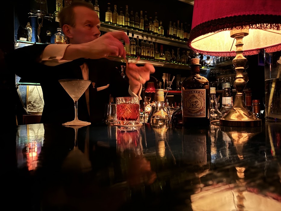 die rote bar fotoğraf 1