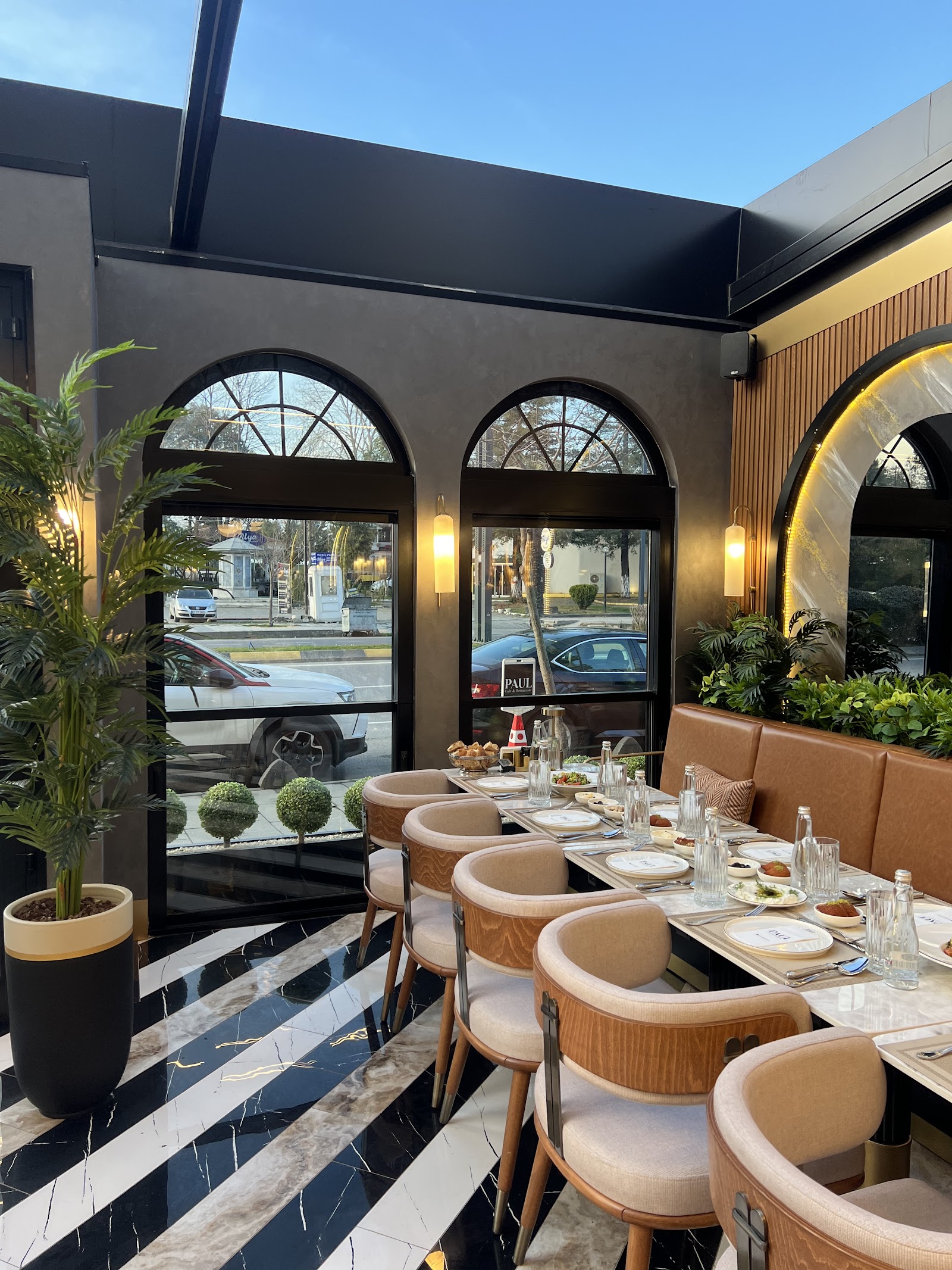 DEPAUL CAFE & RESTAURANT mekanı