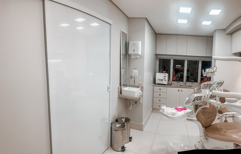Dra. Paula Moreira | Clínica Odontológica | Clareamento Dental em Uberlândia - foto 2