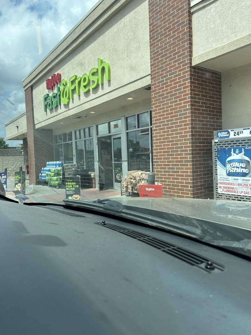 Hy-Vee Fast & Fresh photo 1