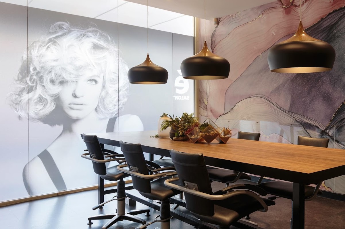 é SALON Hair photo 1