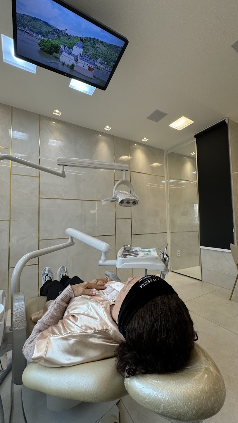 Dra Marla Ferreira -Ferrer Clinique - Dentista em Vitória - Botox - Ortodontista - Harmonização Facial - Preenchimento Facial - foto 2