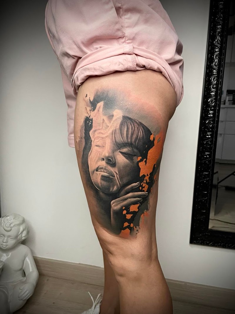 Realistisch portret met oranje en zwarte abstracte elementen op bovenbeen.