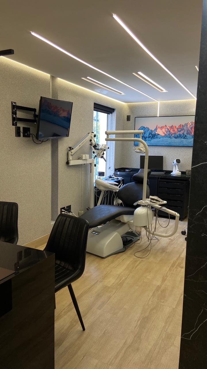 Dra. Amanda Lima Caixeta - Dentista