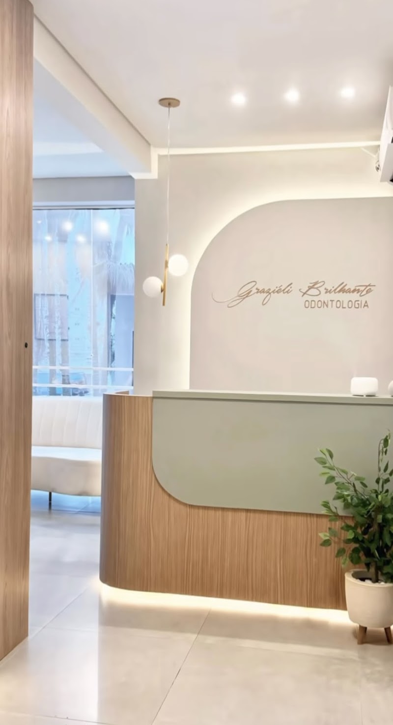 Dra. Graziéli Brilhante | Lentes de Resina em Joinville - foto 5