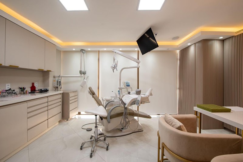 Dra Josiane Barcelos facetas de resina Nova Friburgo - foto 3