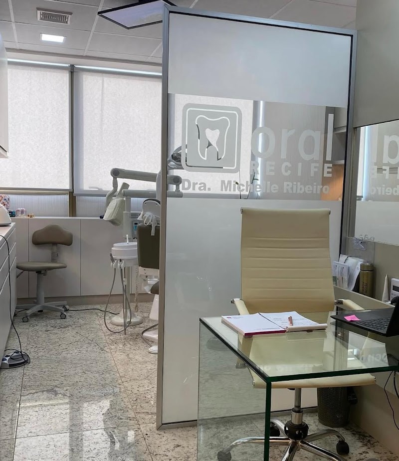 Dra Michelle Ribeiro | Dentista | Oral Recife Clínica Odontológica | Cirurgiã buco maxilo facial | Implante Dentário - foto 4