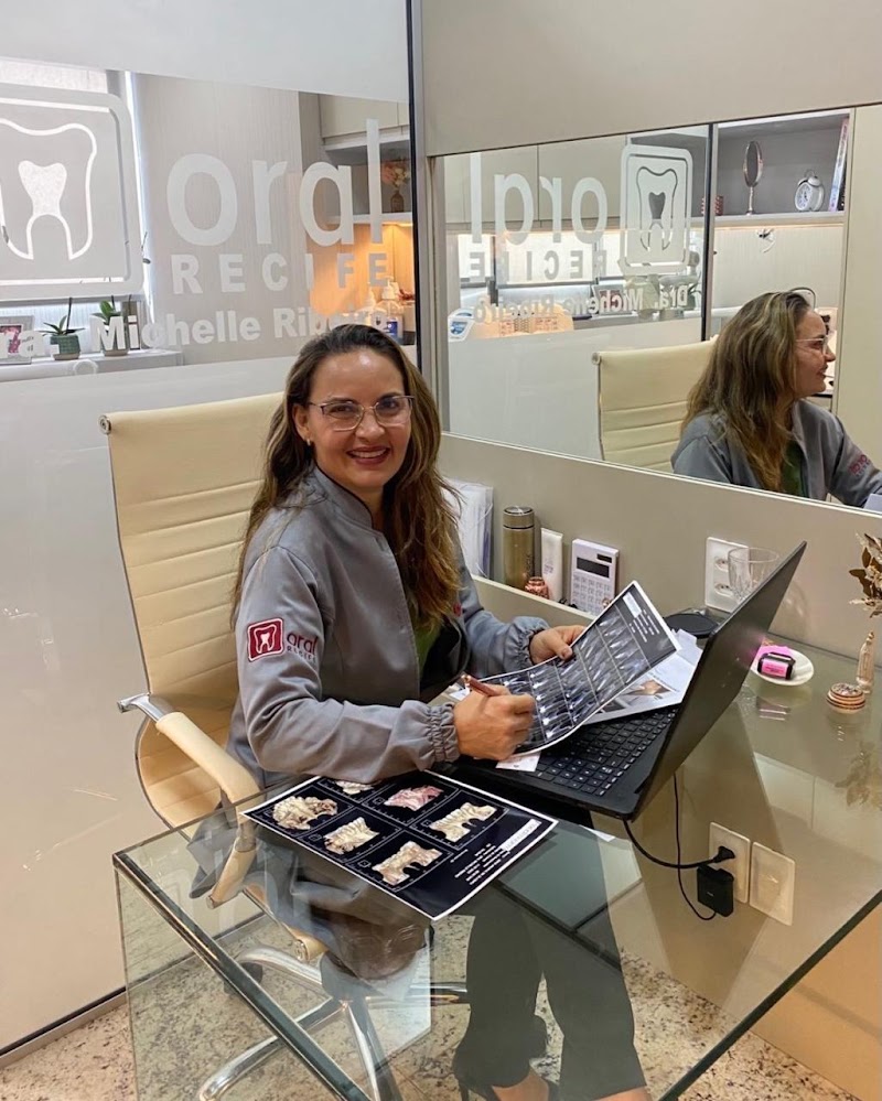 Dra Michelle Ribeiro | Dentista | Oral Recife Clínica Odontológica | Cirurgiã buco maxilo facial | Implante Dentário
