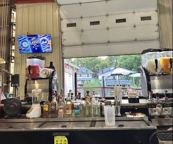 SIX PACK VOLLEYBALL BAR & GRILL exterior