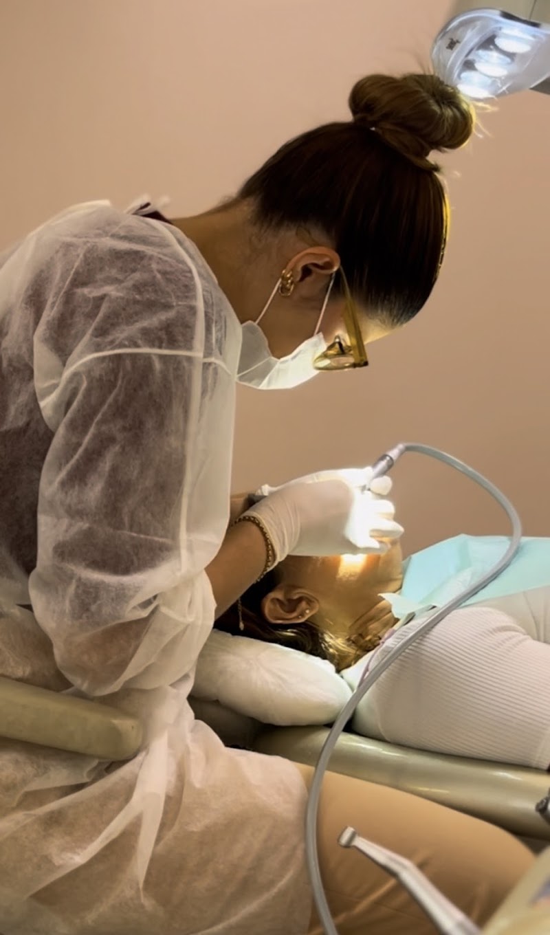 Dra. Ana Luiza Brito - Dentista