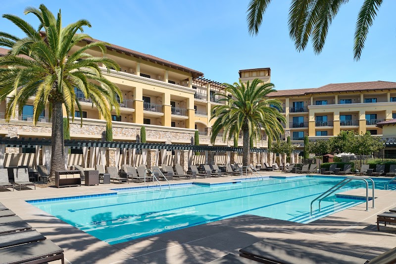 Heated outdoor pool with jacuzzi