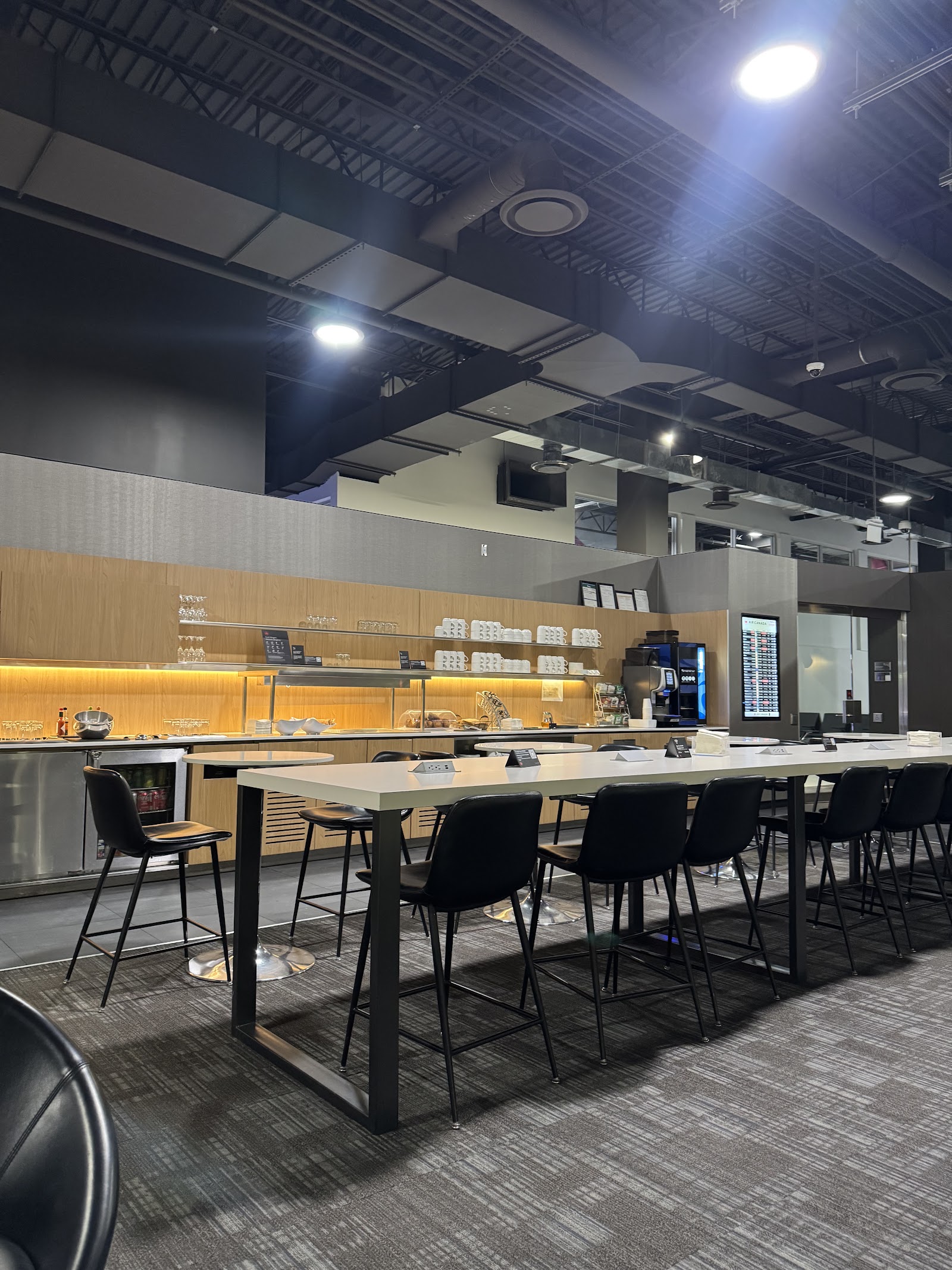 Air Canada Maple Leaf Lounge (Express) — photo 2 (via Google)